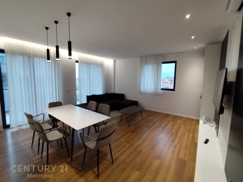 Tirane, jepet me qera apartament 3+1 Kati 9, 129 m² 900 € (Astir)