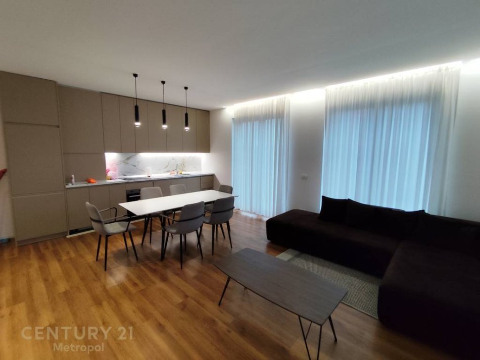 Tirane, jepet me qera apartament 3+1 Kati 9, 129 m² 900 € (Astir)
