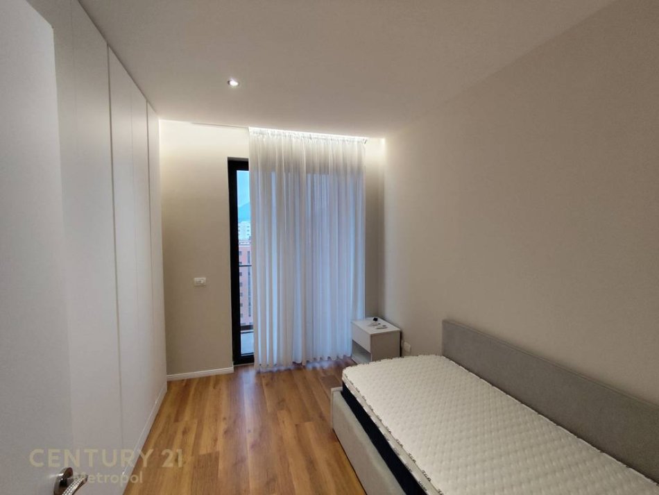 Tirane, jepet me qera apartament 3+1 Kati 9, 129 m² 900 € (Astir)
