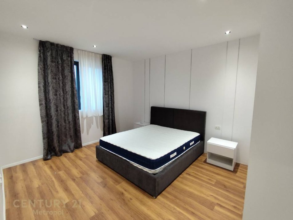 Tirane, jepet me qera apartament 3+1 Kati 9, 129 m² 900 € (Astir)