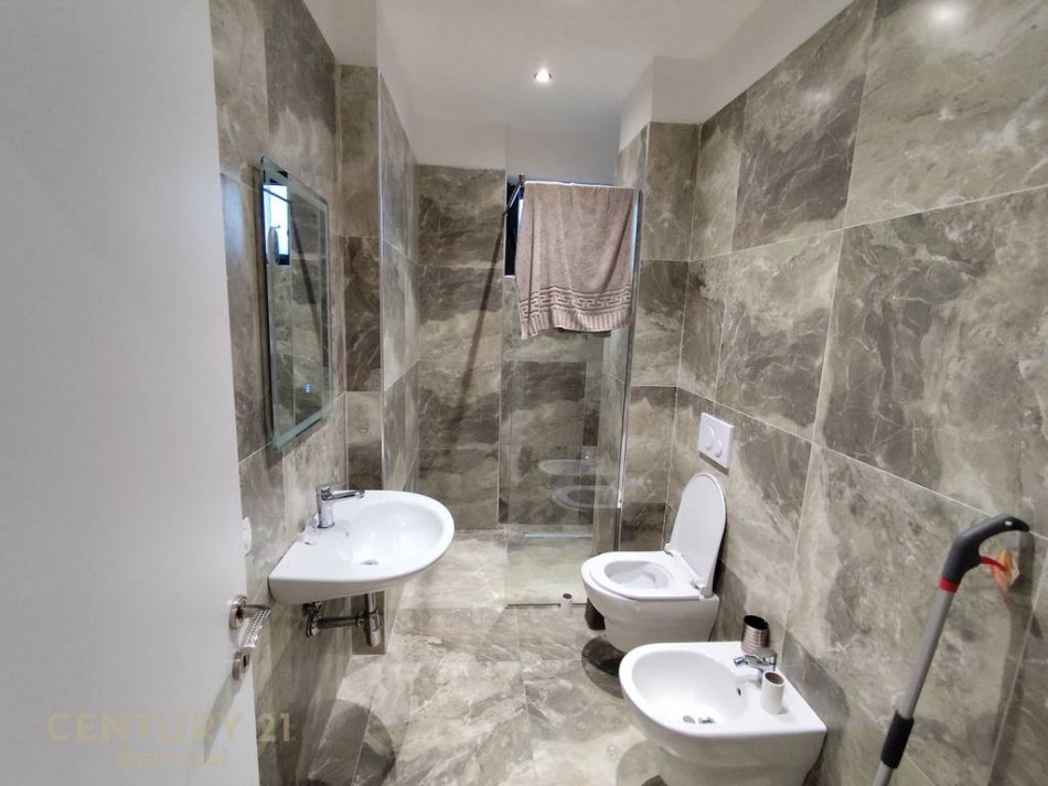 Tirane, jepet me qera apartament 3+1 Kati 9, 129 m² 900 € (Astir)