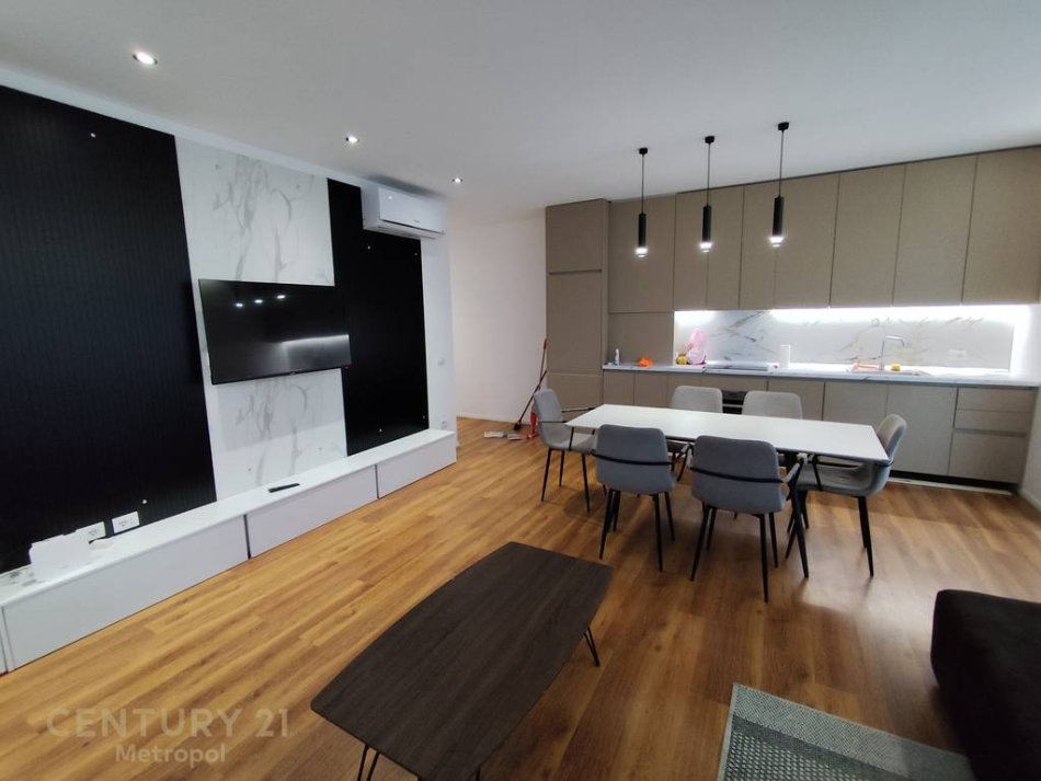 Tirane, jepet me qera apartament 3+1 Kati 9, 129 m² 900 € (Astir)