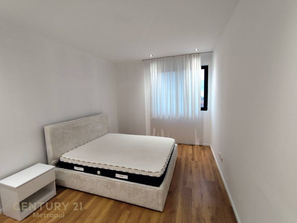 Tirane, jepet me qera apartament 3+1 Kati 9, 129 m² 900 € (Astir)