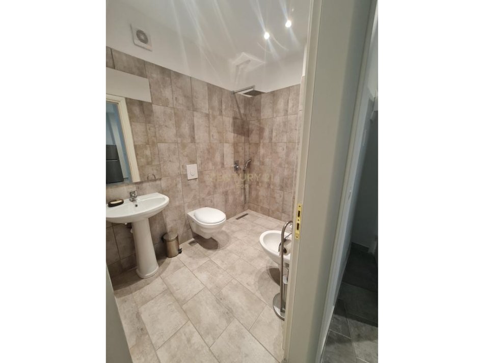 Durres, jepet me qera apartament 1+1 Kati 4, 60 m² 450 € (Vollga)