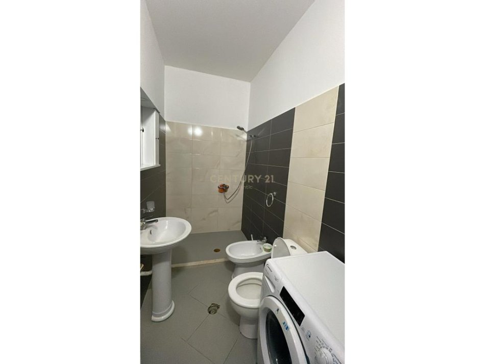 Durres Plazh, jepet me qera apartament 1+1 Kati 10, 50 m² 300 € (Plazh Iliria)