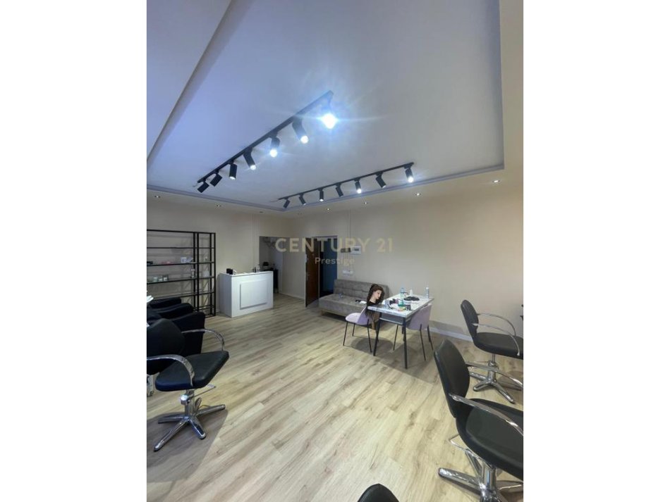 Tirane, jepet me qera ambjent biznesi Kati 1, 74 m² 700 € (Pallatet Agimi)