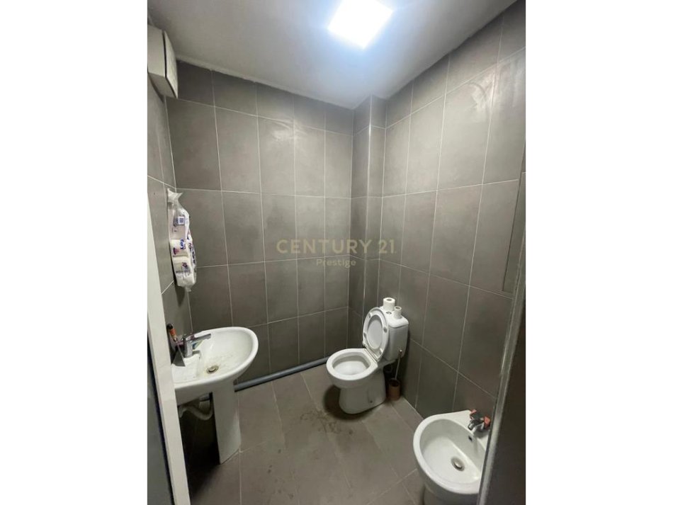 Tirane, jepet me qera ambjent biznesi Kati 1, 74 m² 700 € (Pallatet Agimi)