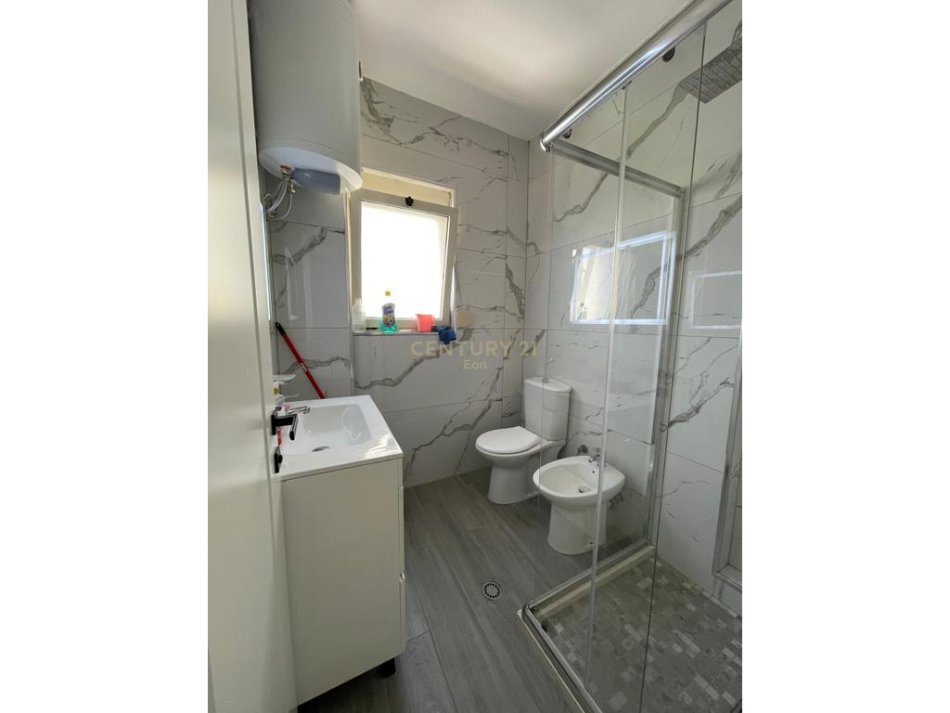 Durres, jepet me qera apartament 2+1+Ballkon Kati 2, 70 m² 135.000 € (Bulevardi i Pishave)