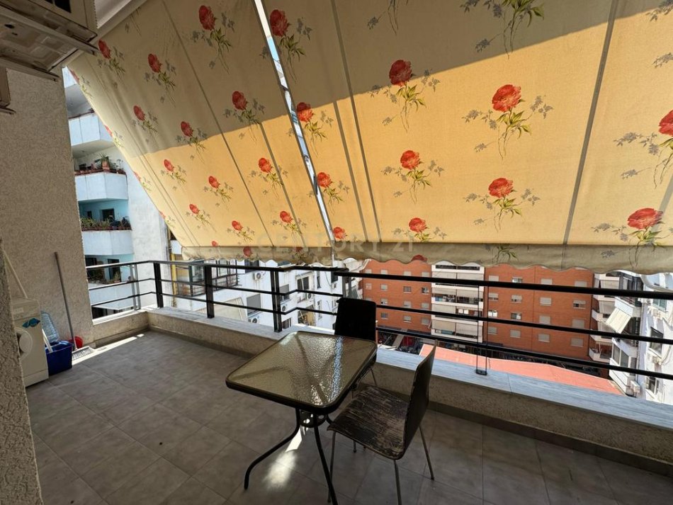 Tirane, jepet me qera apartament 1+1+Ballkon Kati 7, 75 m² 650 € (Rruga e Kavajes)