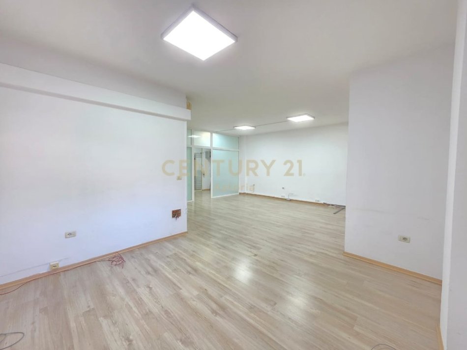 Tirane, jepet me qera zyre Kati 4, 200 m² 1.950 € (Ish Blloku)