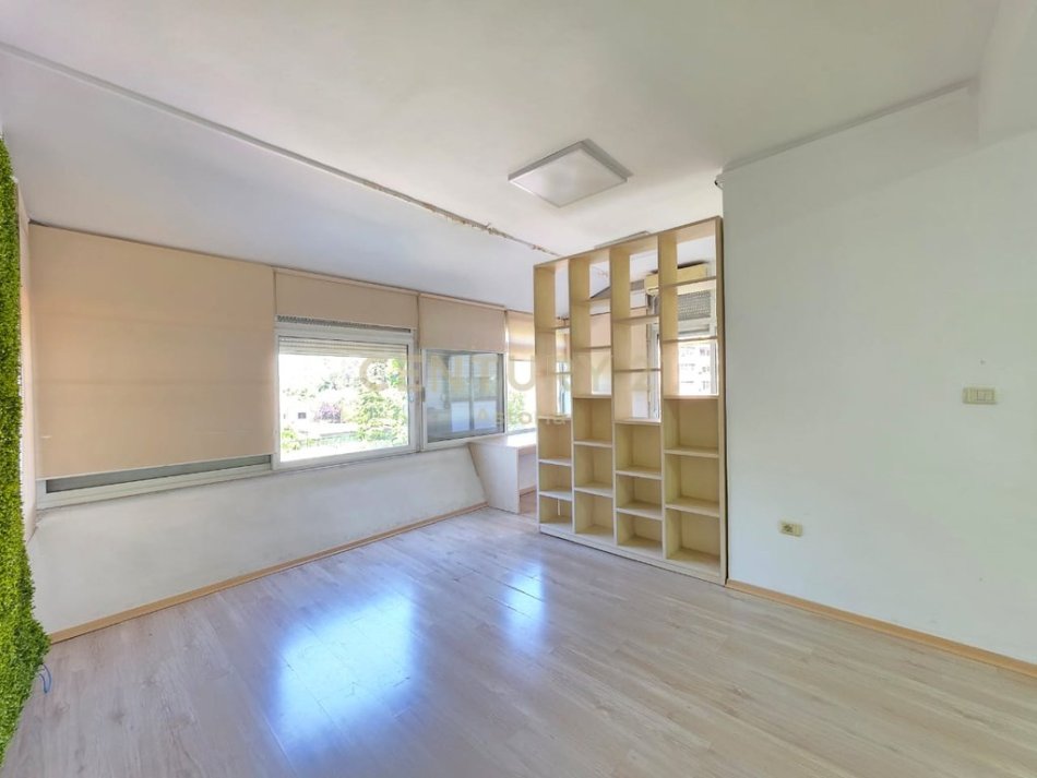 Tirane, jepet me qera zyre Kati 4, 200 m² 1.950 € (Ish Blloku)