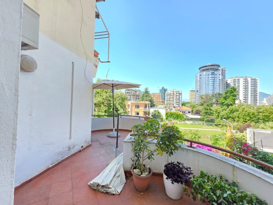 Tirane, jepet me qera zyre Kati 4, 200 m² 1.950 € (Ish Blloku)