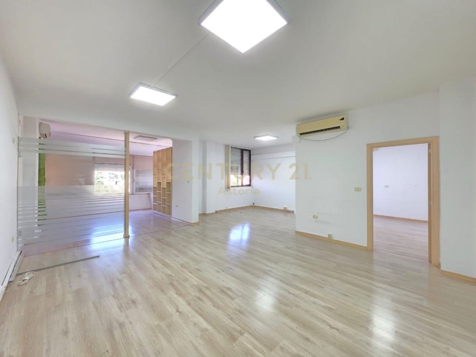 Tirane, jepet me qera zyre Kati 4, 200 m² 1.950 € (Ish Blloku)