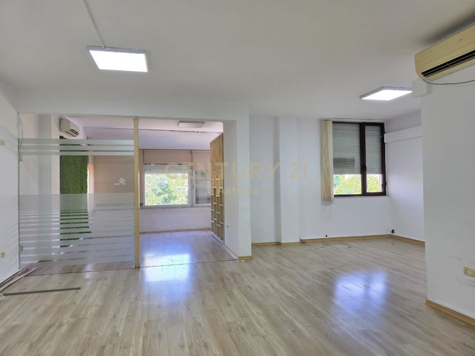 Tirane, jepet me qera zyre Kati 4, 200 m² 1.950 € (Ish Blloku)
