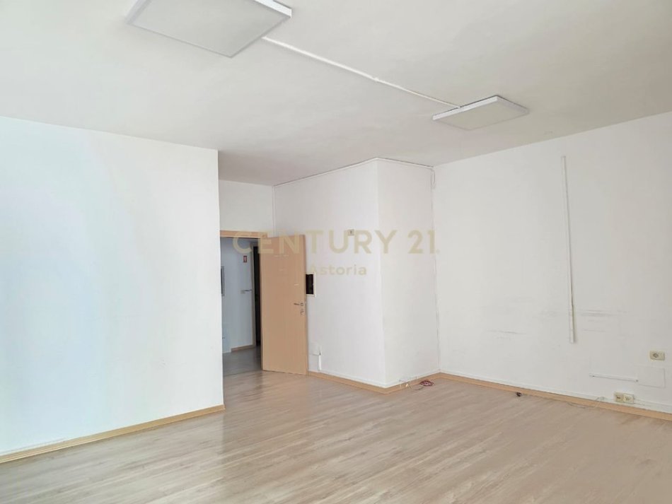 Tirane, jepet me qera zyre Kati 4, 200 m² 1.950 € (Ish Blloku)