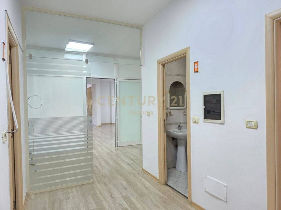 Tirane, jepet me qera zyre Kati 4, 200 m² 1.950 € (Ish Blloku)