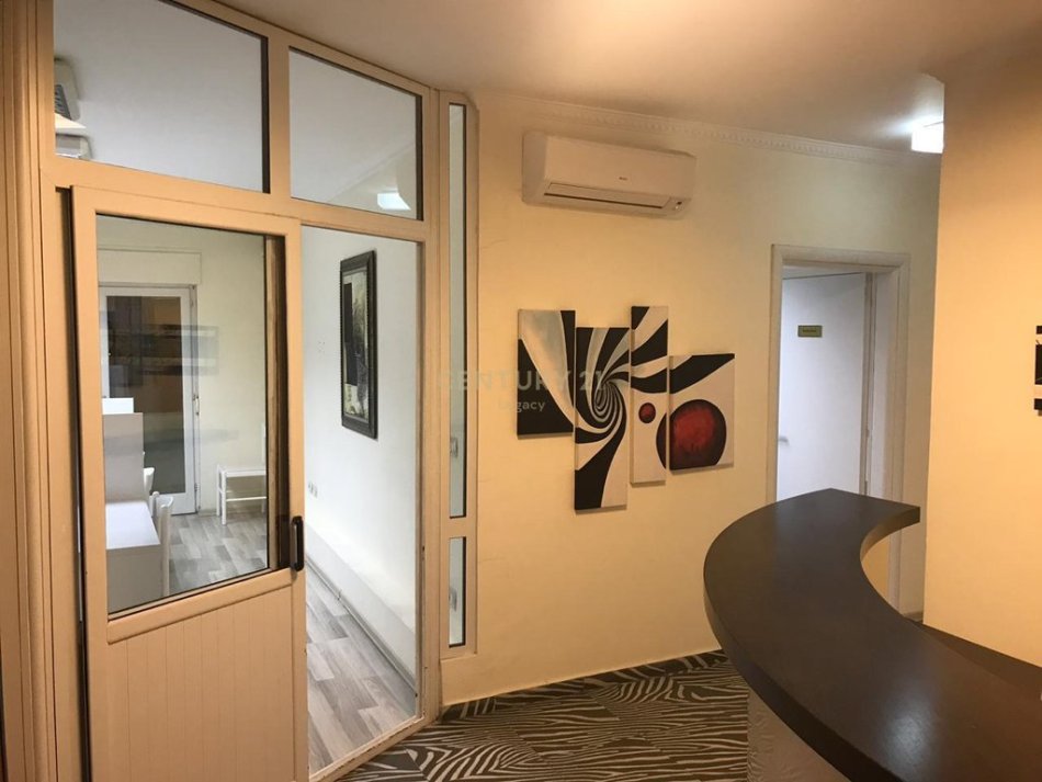 Tirane, jepet me qera zyre Kati 13, 97 m² 900 € (9-katshet)