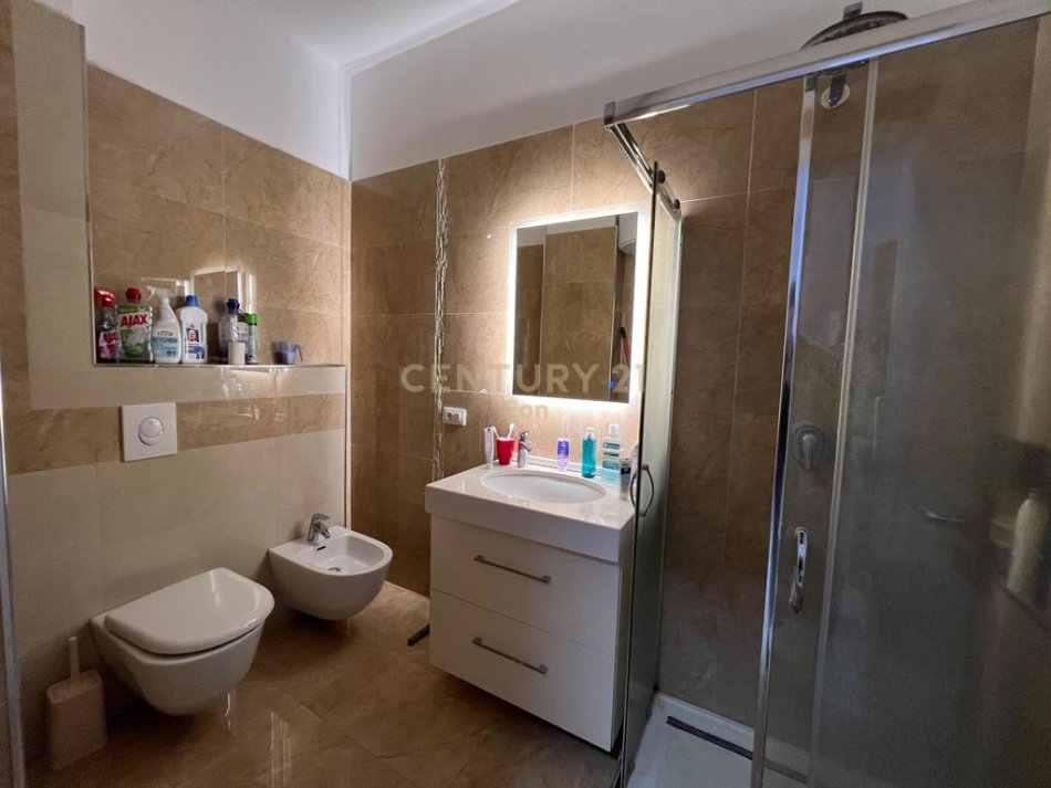 Durres, jepet me qera apartament 2+1 Kati 9, 112 m² 600 € (Gjykata Durres)