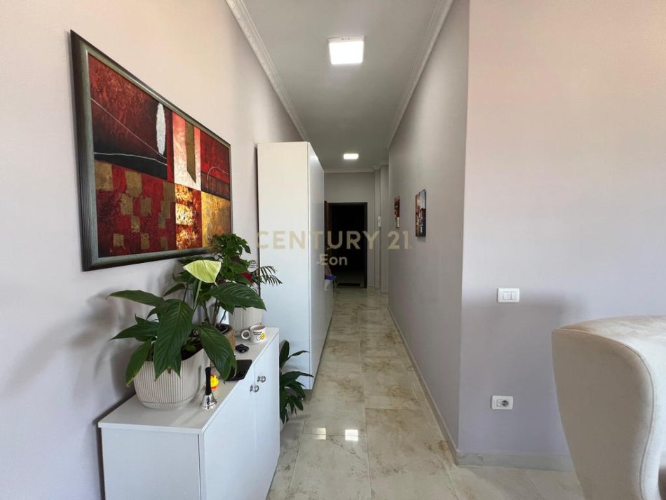 Durres, jepet me qera apartament 2+1 Kati 9, 112 m² 600 € (Gjykata Durres)