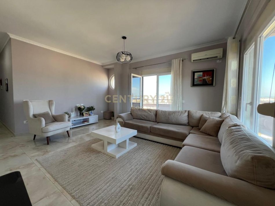 Durres, jepet me qera apartament 2+1 Kati 9, 112 m² 600 € (Gjykata Durres)