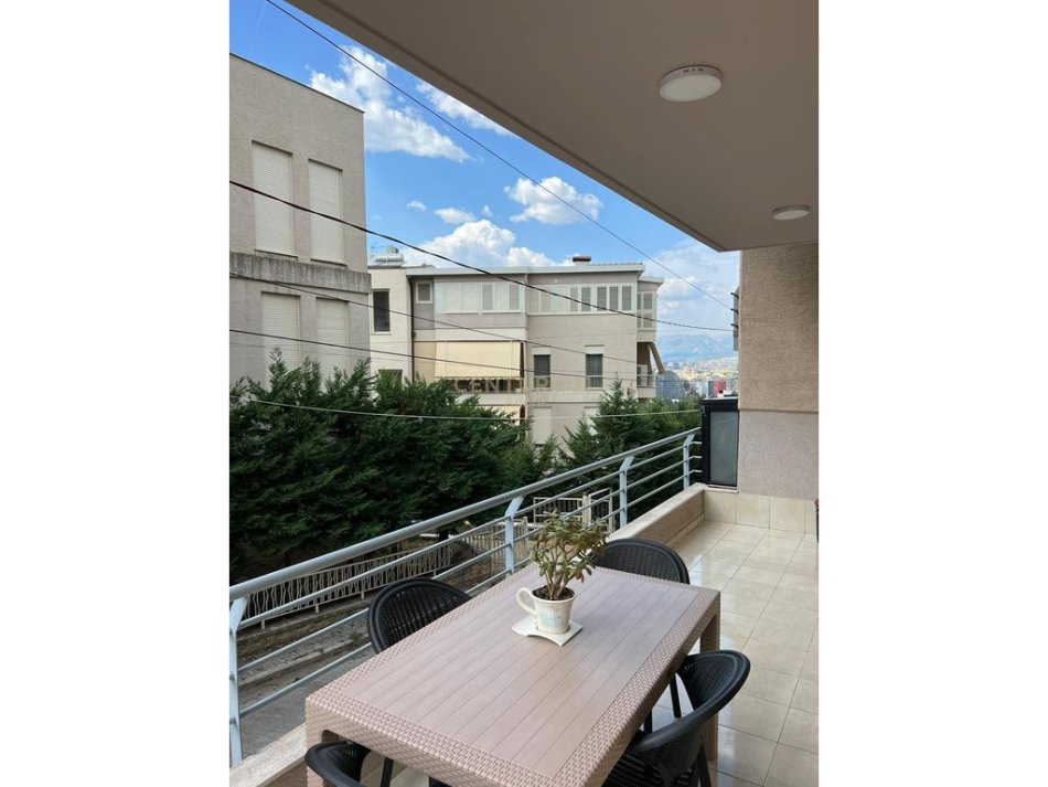Tirane, jepet me qera apartament 1+1+Ballkon Kati 2, 80 m² 550 € (RRUGA PETI)