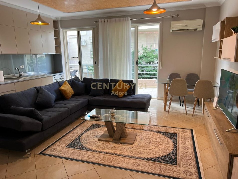 Tirane, jepet me qera apartament 1+1+Ballkon Kati 2, 80 m² 550 € (RRUGA PETI)