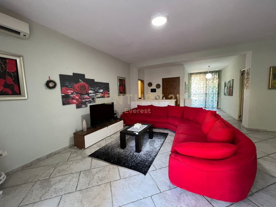 Tirane, jepet me qera apartament 2+1 Kati 1, 140 m² 600 € 