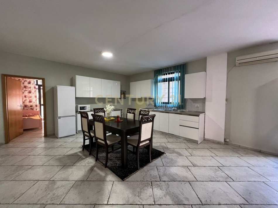 Tirane, jepet me qera apartament 2+1 Kati 1, 140 m² 600 € 