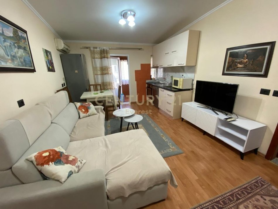 Tirane, jepet me qera apartament 2+1 Kati 4, 80 m² 800 € 