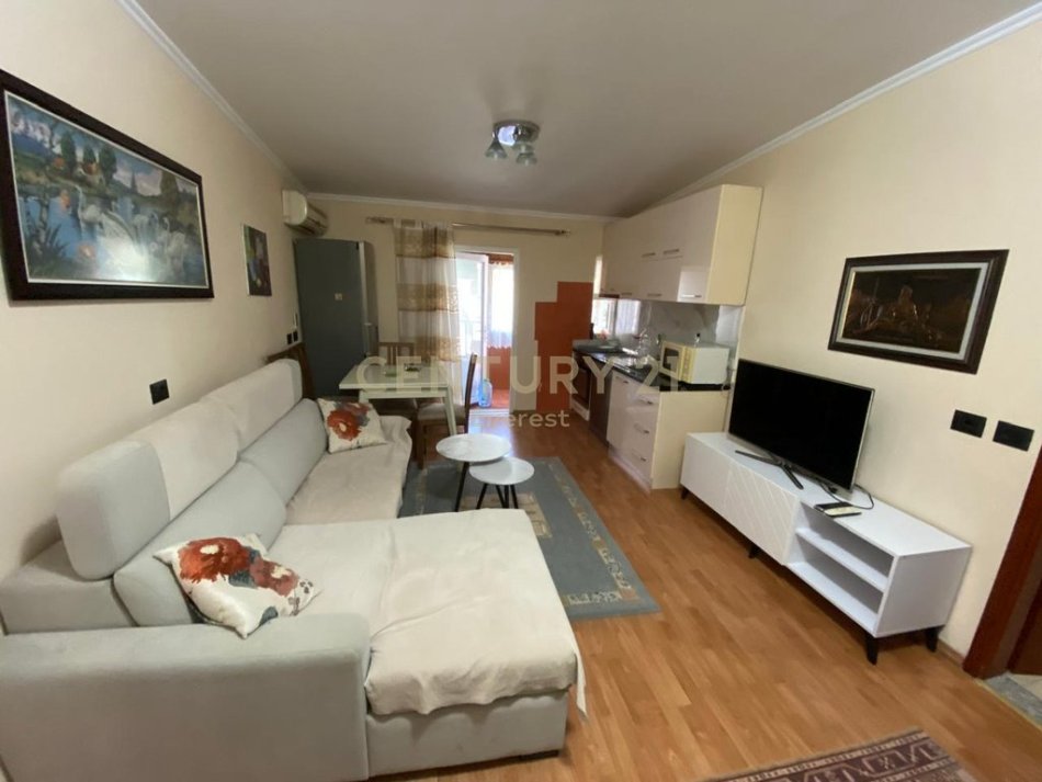 Tirane, jepet me qera apartament 2+1 Kati 4, 80 m² 800 € 