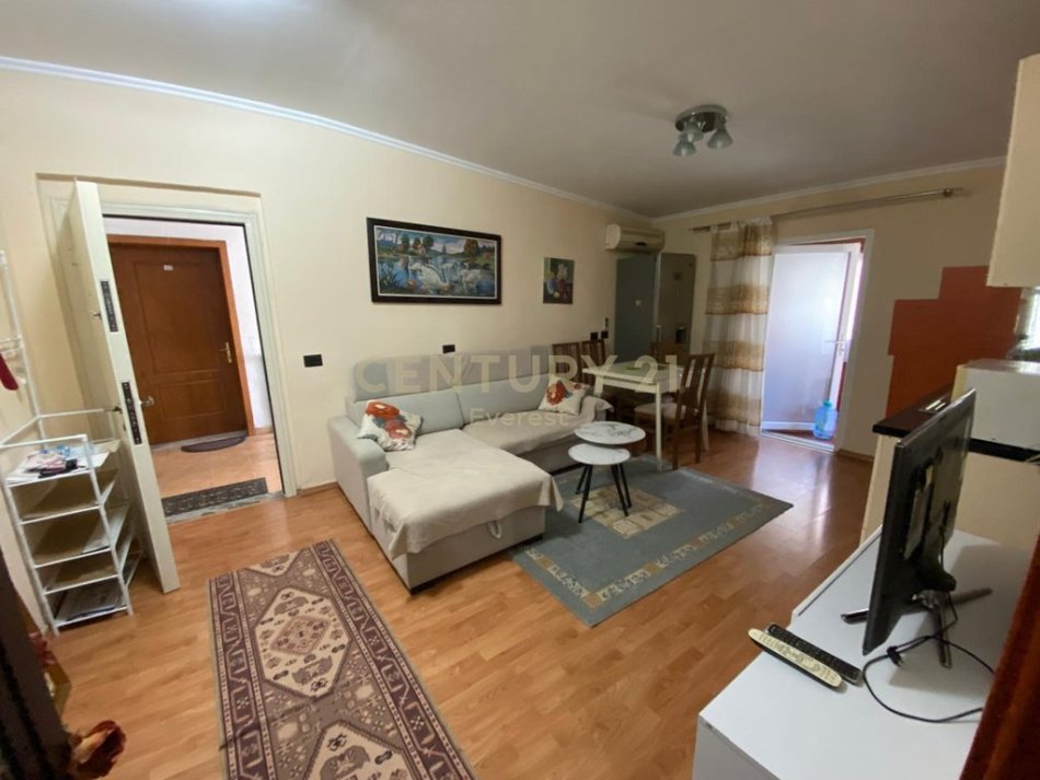 Tirane, jepet me qera apartament 2+1 Kati 4, 80 m² 800 € 