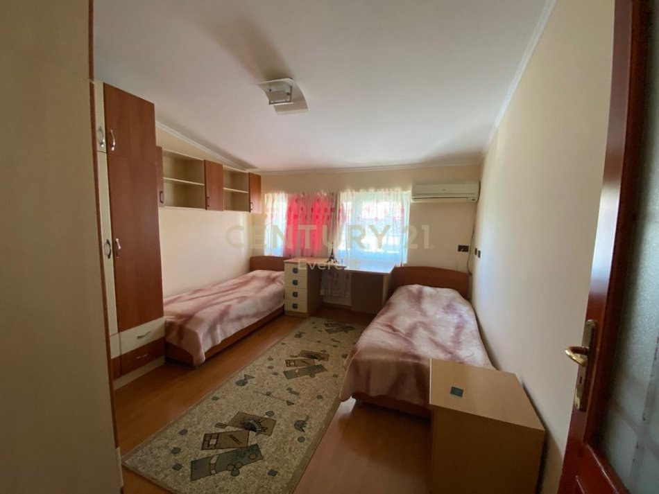 Tirane, jepet me qera apartament 2+1 Kati 4, 80 m² 800 € 