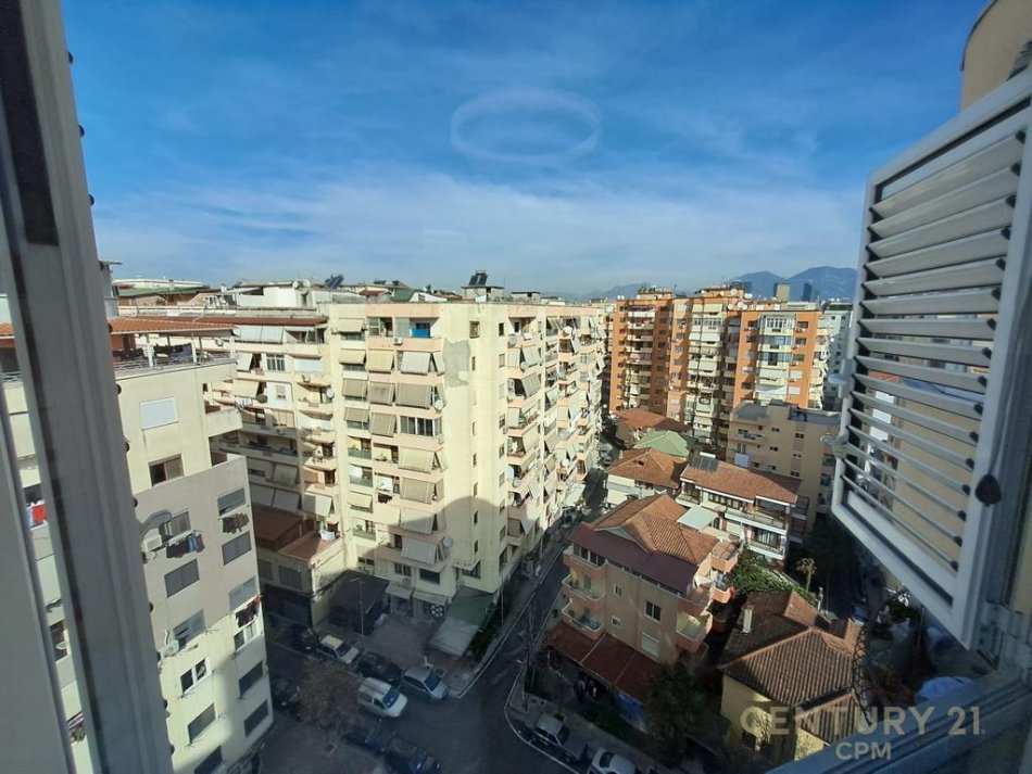Tirane, jepet me qera apartament 2+1 Kati 10, 80 m² 650 € 