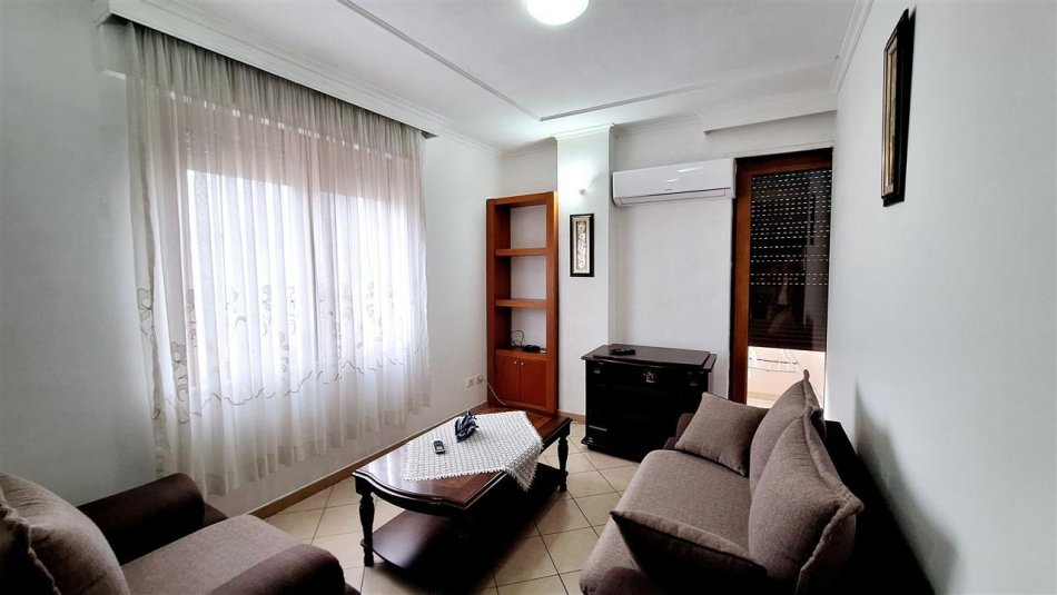 Apartament 1+1 me qera ne Qender te Tiranes, rr Barrikadave (500 Euro i diskutueshem)