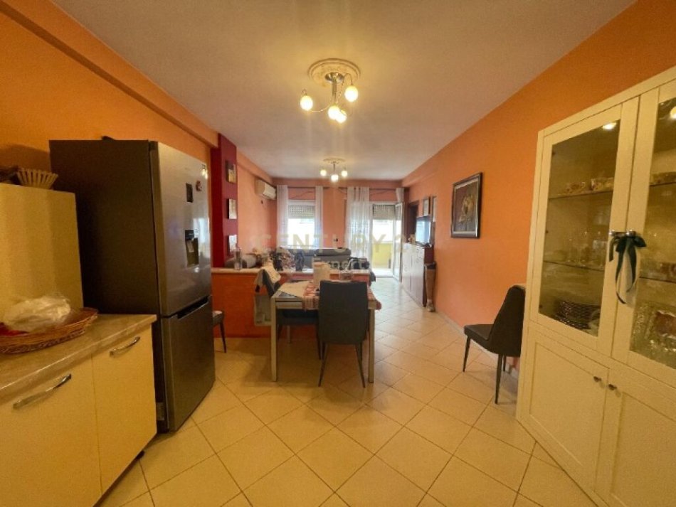 Tirane, shitet apartament 2+1+Aneks+Ballkon Kati 6, (Cmim i arsyeshem, prane rruges se Barrikadave)