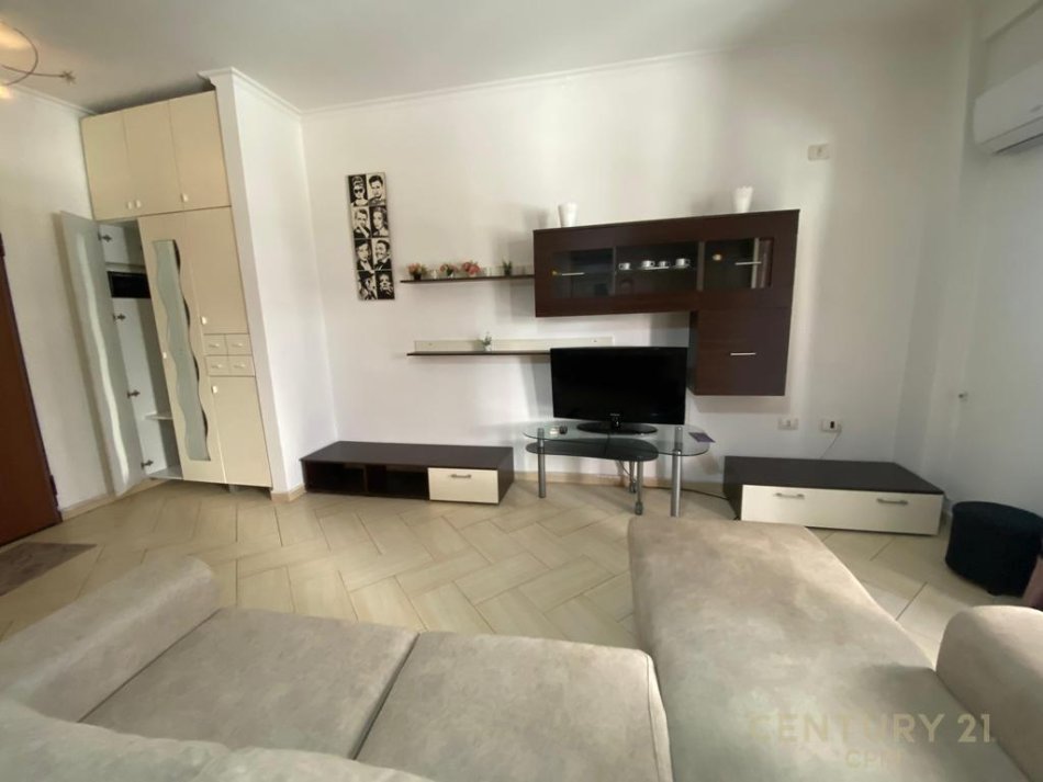 Tirane, jap me qera 1+1+Ballkon Kati 2, 57 m² 550 € 