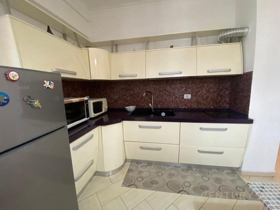 Tirane, jap me qera 1+1+Ballkon Kati 2, 57 m² 550 € 
