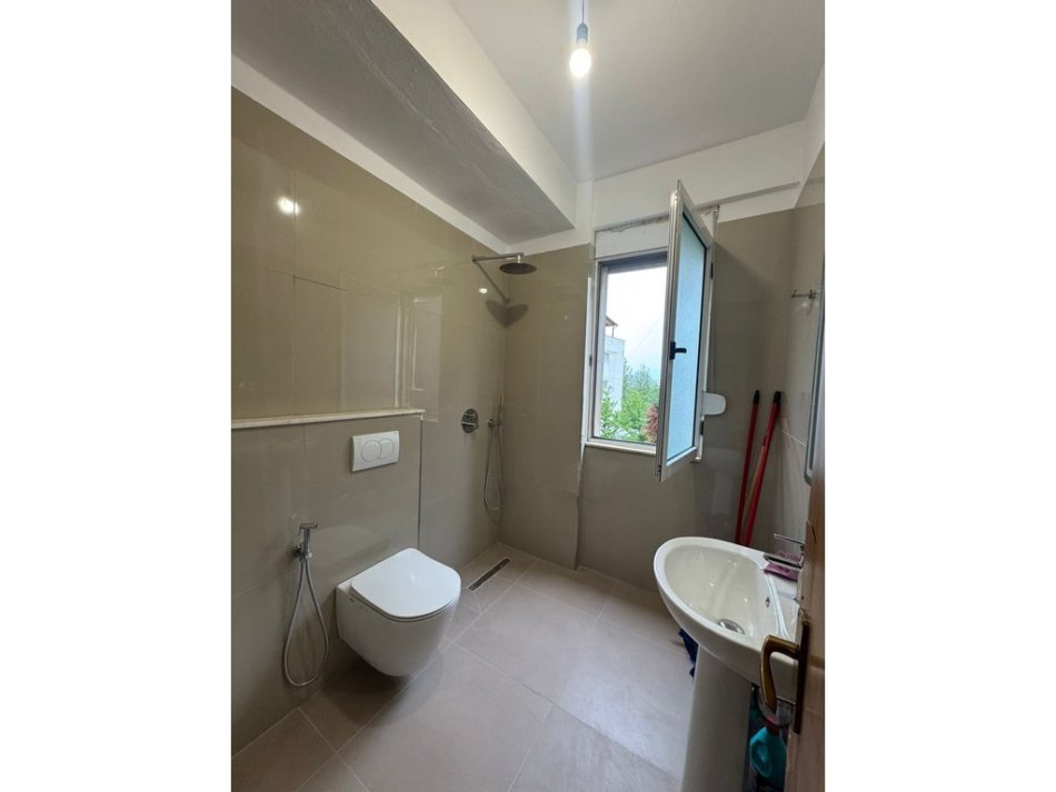 Tirane, jepet me qera apartament 2+1 , 100 m² 500 € (Kopshti Zoologjik)