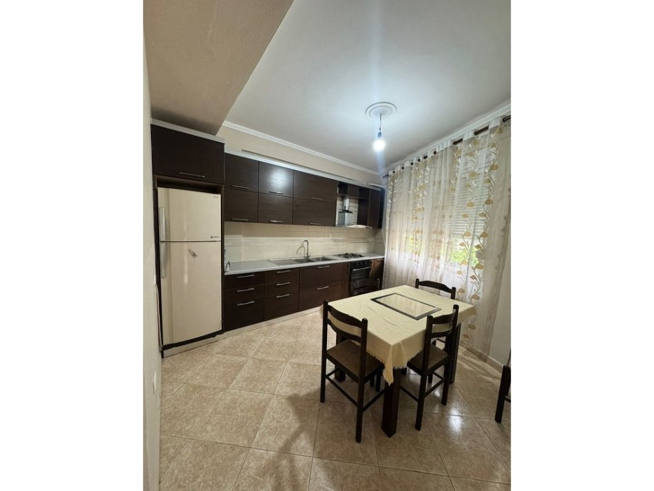 Tirane, jepet me qera apartament 2+1 , 100 m² 500 € (Kopshti Zoologjik)