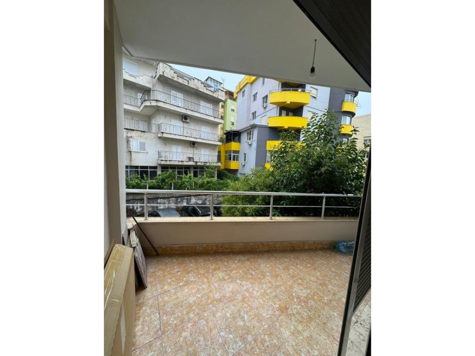 Tirane, jepet me qera apartament 2+1 , 100 m² 500 € (Kopshti Zoologjik)