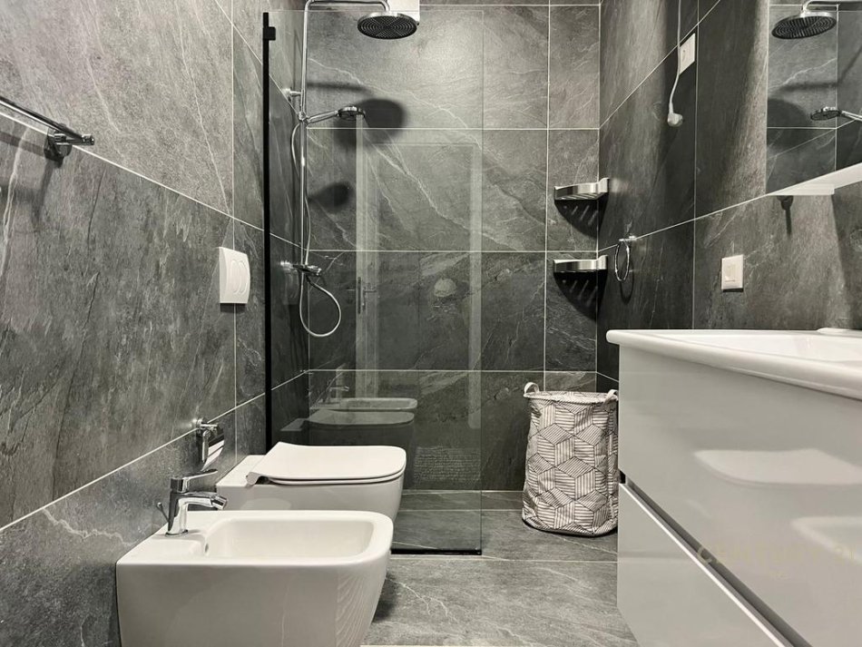 Tirane, jepet me qera 1+1 Kati 5, 78 m² 600 € 