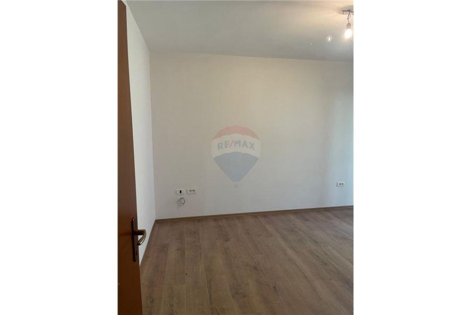 Tirane, jepet me qera zyre Kati 3, 60 m² 600 € (Rruga &quot;Brigada 8&quot;)