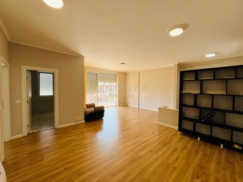 Tirane, jepet me qera zyre Kati 3, 122 m² 1.000 € 