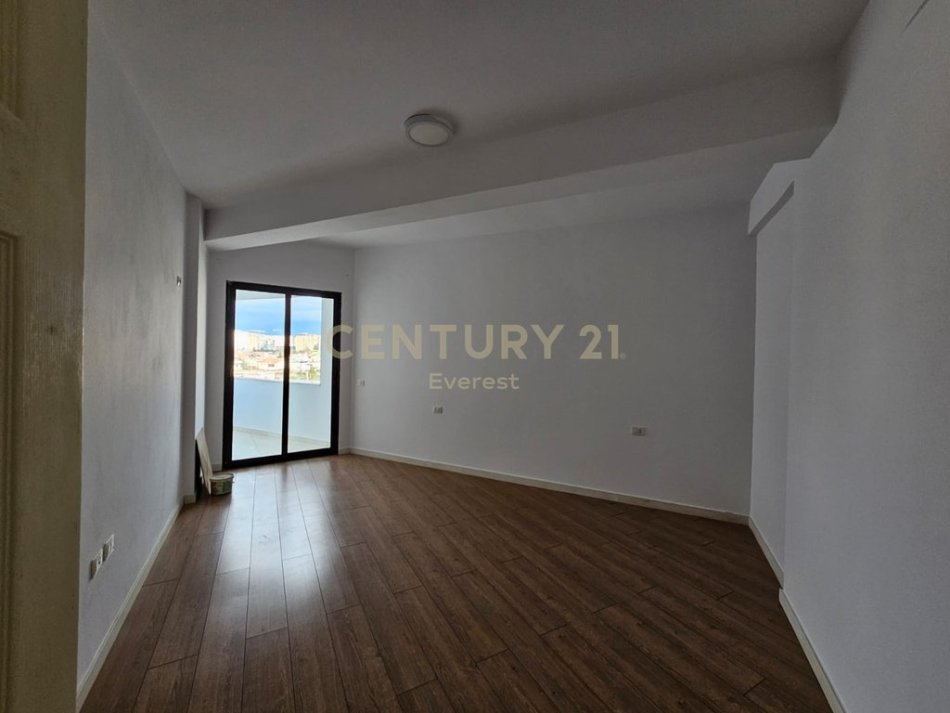 Tirane, jepet me qera apartament 2+1 Kati 4, 100 m² 400 € (Astir)