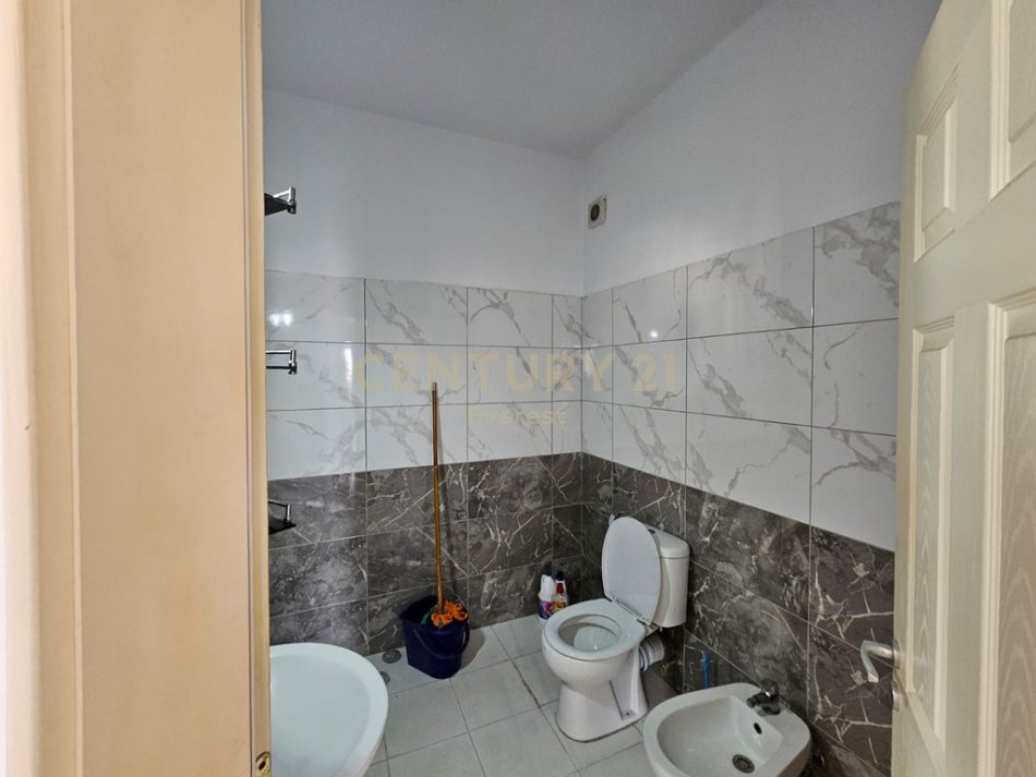 Tirane, jepet me qera apartament 2+1 Kati 4, 100 m² 400 € (Astir)