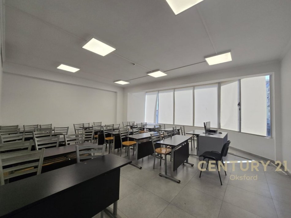 Tirane, jepet me qera godine 4 kateshe  1.340 m² 15.000 € (prane Delijorgjit)