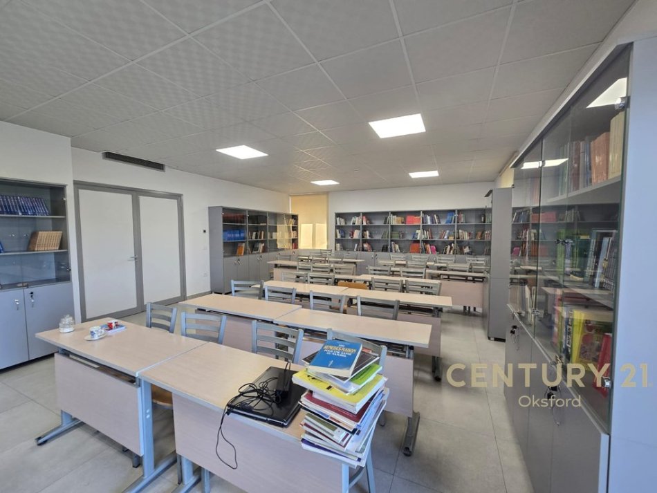 Tirane, jepet me qera godine 4 kateshe  1.340 m² 15.000 € (prane Delijorgjit)