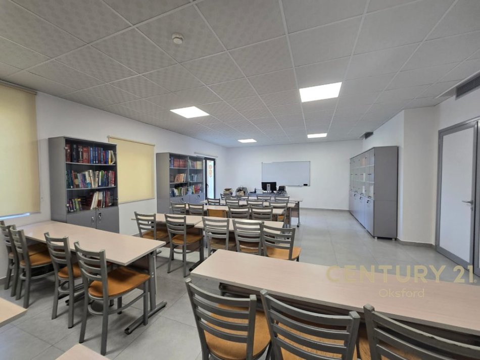 Tirane, jepet me qera godine 4 kateshe  1.340 m² 15.000 € (prane Delijorgjit)