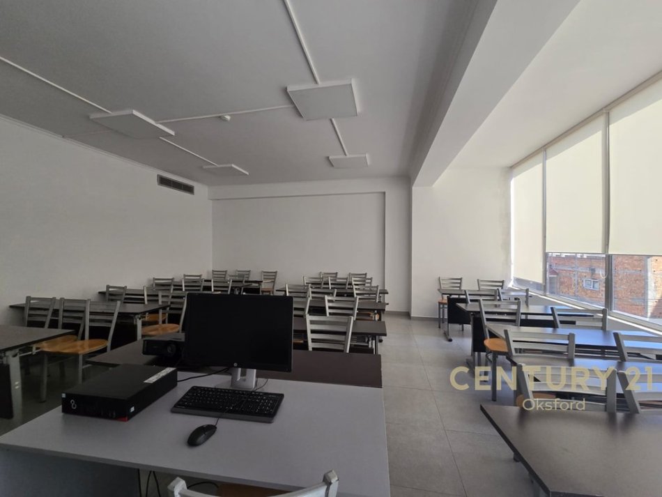 Tirane, jepet me qera godine 4 kateshe  1.340 m² 15.000 € (prane Delijorgjit)