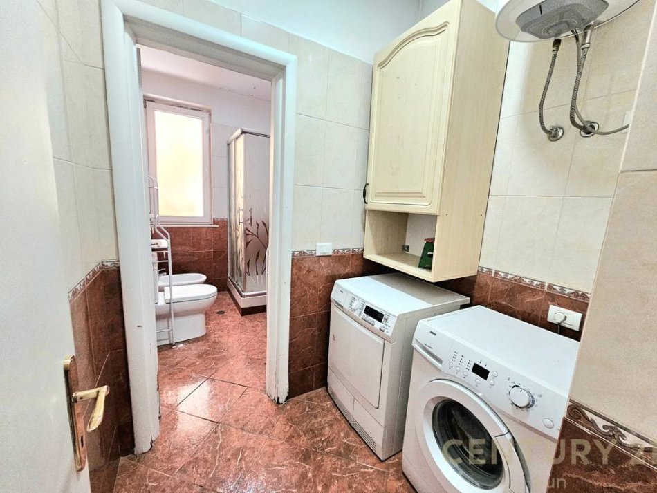Tirane, jepet me qera apartament 1+1 + garazh Kati 3, 75 m² 600 € (Rruga Eduard Mano, Kopshti Zoologjik)